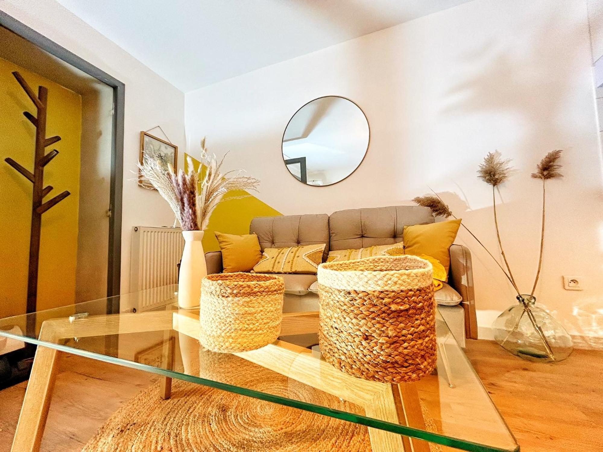 Cosy Ocre Apartment